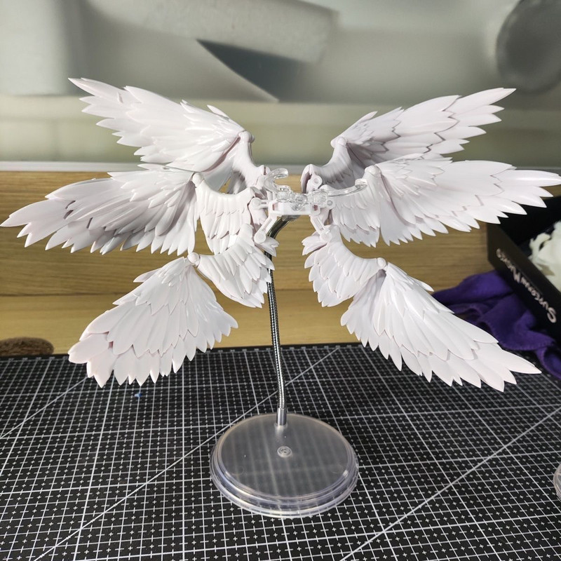 White And Black Six Feathered  - đánh giá và giá Action Figure Stand